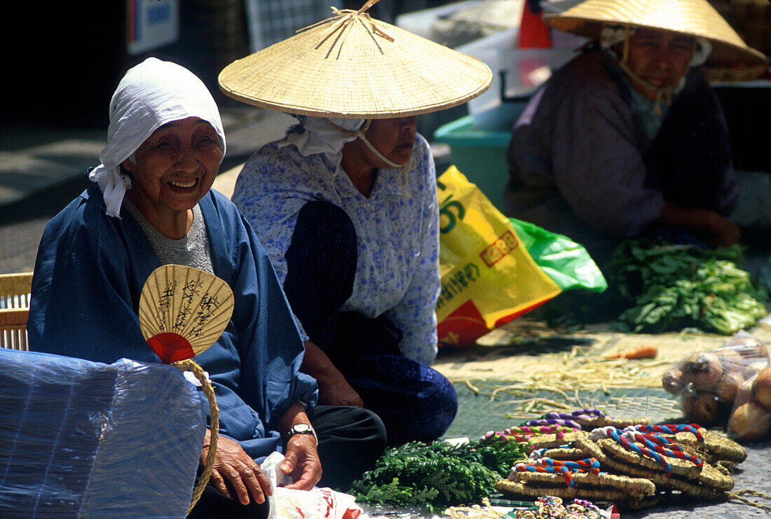 Marktfrauen, Mornig Market, taegl. Wajima, Honshu Japan
