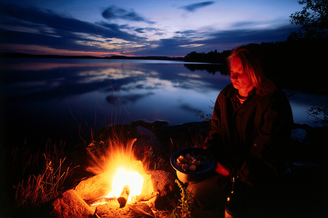 Lagerfeuer am See Sommen, Abendstimmung, Östl. Tranas Östra Götland, Schweden
