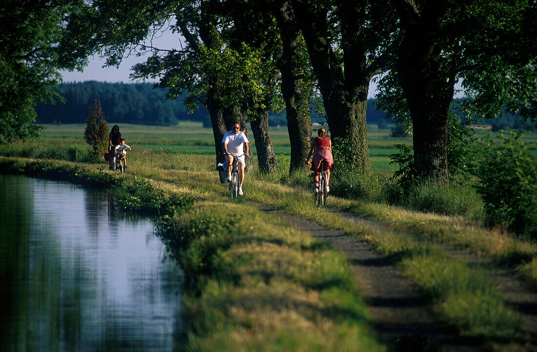 Fahrradfahrer auf altem Treidelpfad, Götakanal-nördl. Hajstorp Västergötland, Schweden