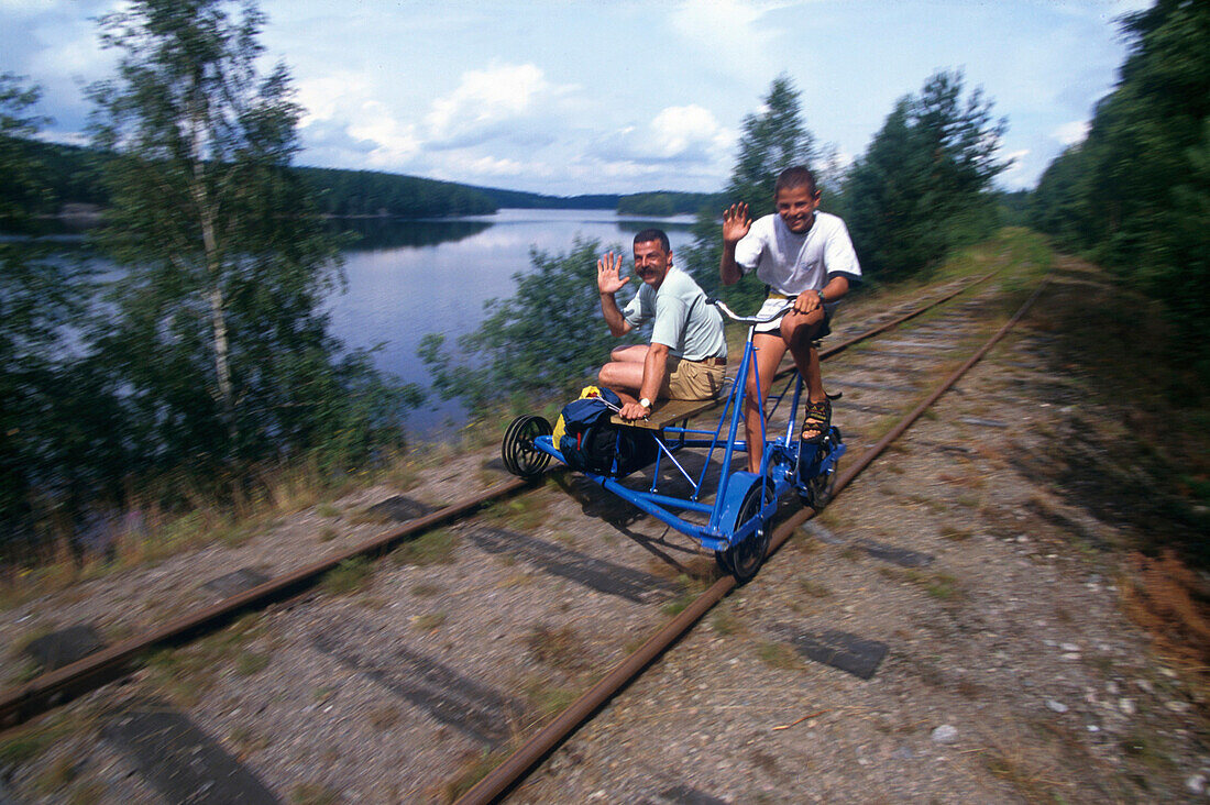 Draisinentour, Schienenfahrrad auf still-, gelegter Bahnstrecke zw. Arjaeng, Vaerml. u. Bengtsfors, Dalsland, Schweden