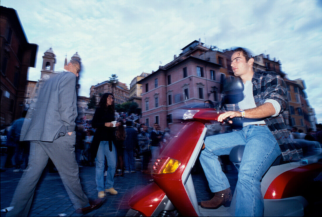 Vespafahrer, Piazza d´Espagna, Rom Latium, Italien