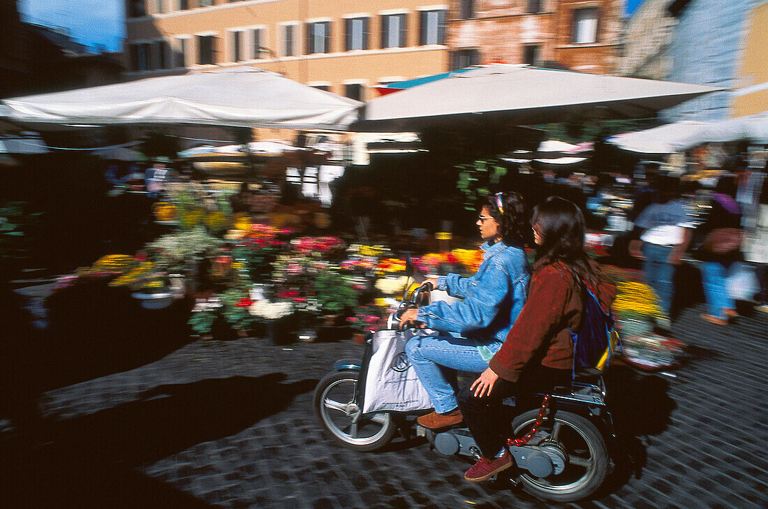 Freundinnen auf einem Moped auf dem Marktplatz, Campo de Fiori, Rom, Italien, Europa