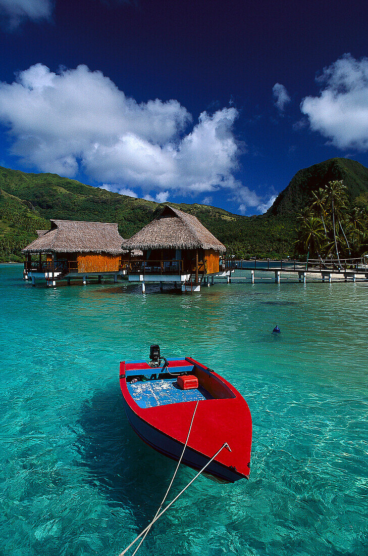 Rotes Boot vor den Wasserbungalows des Hotel Sofitel Heiva, Maeva, Huahine, Französich Polynesien, Ozeanien