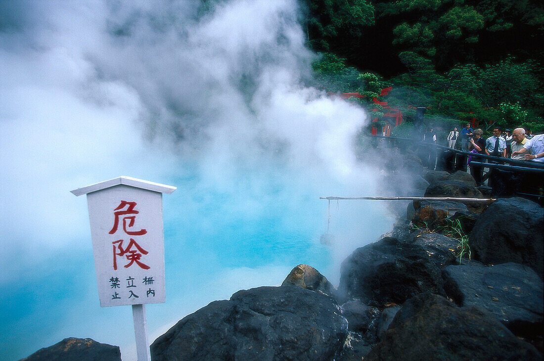 Heisse Mineralquelle, Meeres-Teich, Umi Jigoku, subtropischer Wald in Beppu, Suedinsel Kyushu, Japan