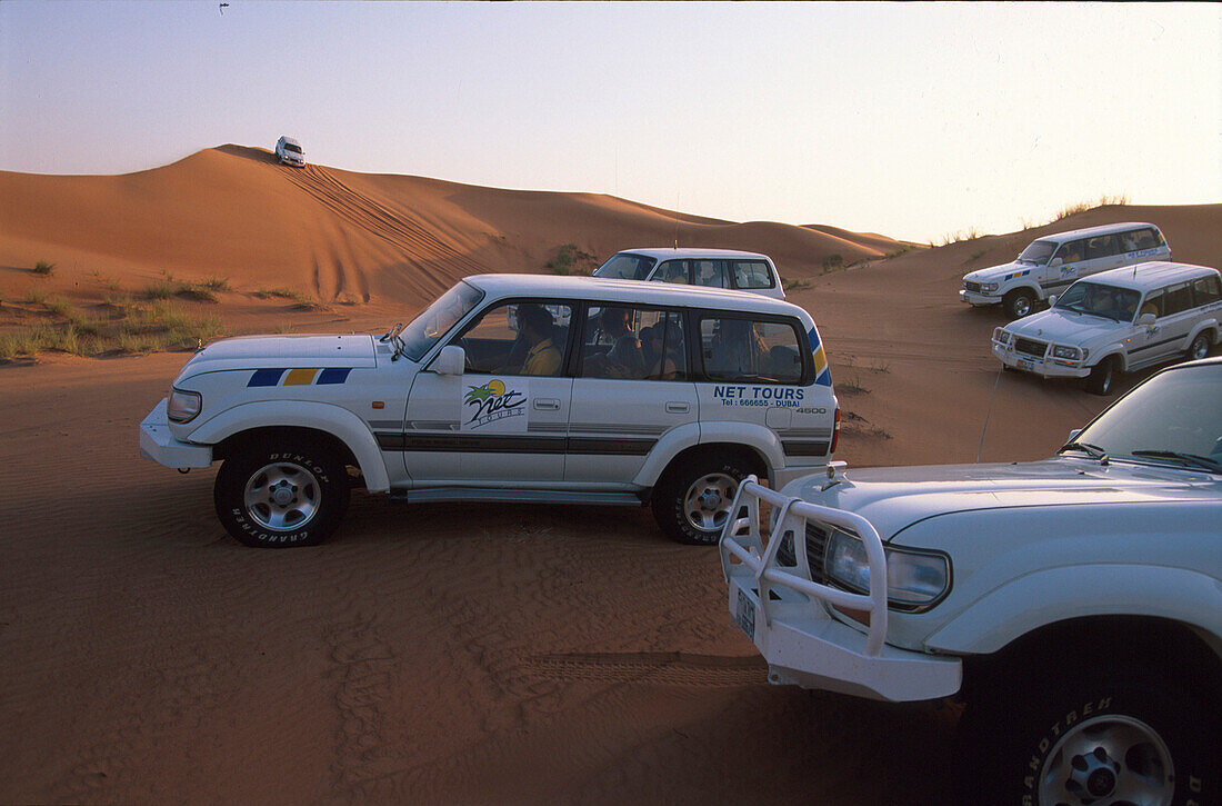 Dünen-Safari für Touristen mit 4WD's, auf Sanddüne, Emirat Dubai Vereinigte Arabische Emirate