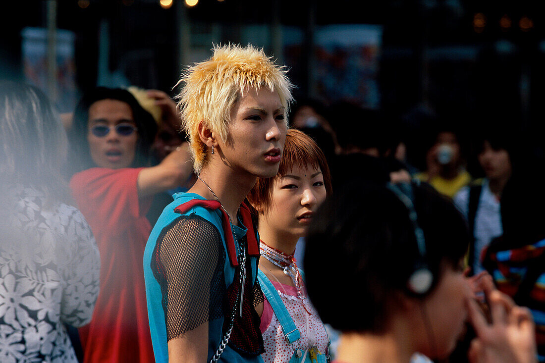 Junges Paar, Shopping am Wochenende, Omotesando Shibuya, Tokyo, Japan