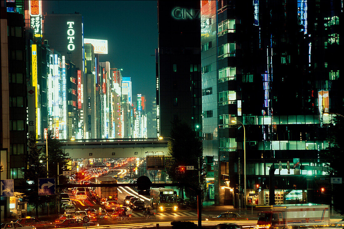 Viel Verkehr, Haupteinkaufsstrasse, Chuo-Dori, In Ginza, Zentrum Tokyo, Japan