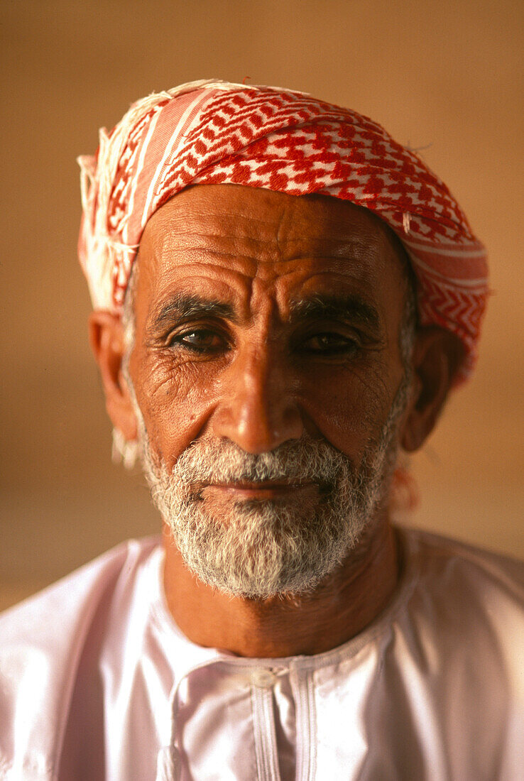 Guard with turban, Fort Al Khandak, Oasis town, Buraimi, Oman, on the border near Al Ain, Abu Dhabi, United Arab Emirates, UAE