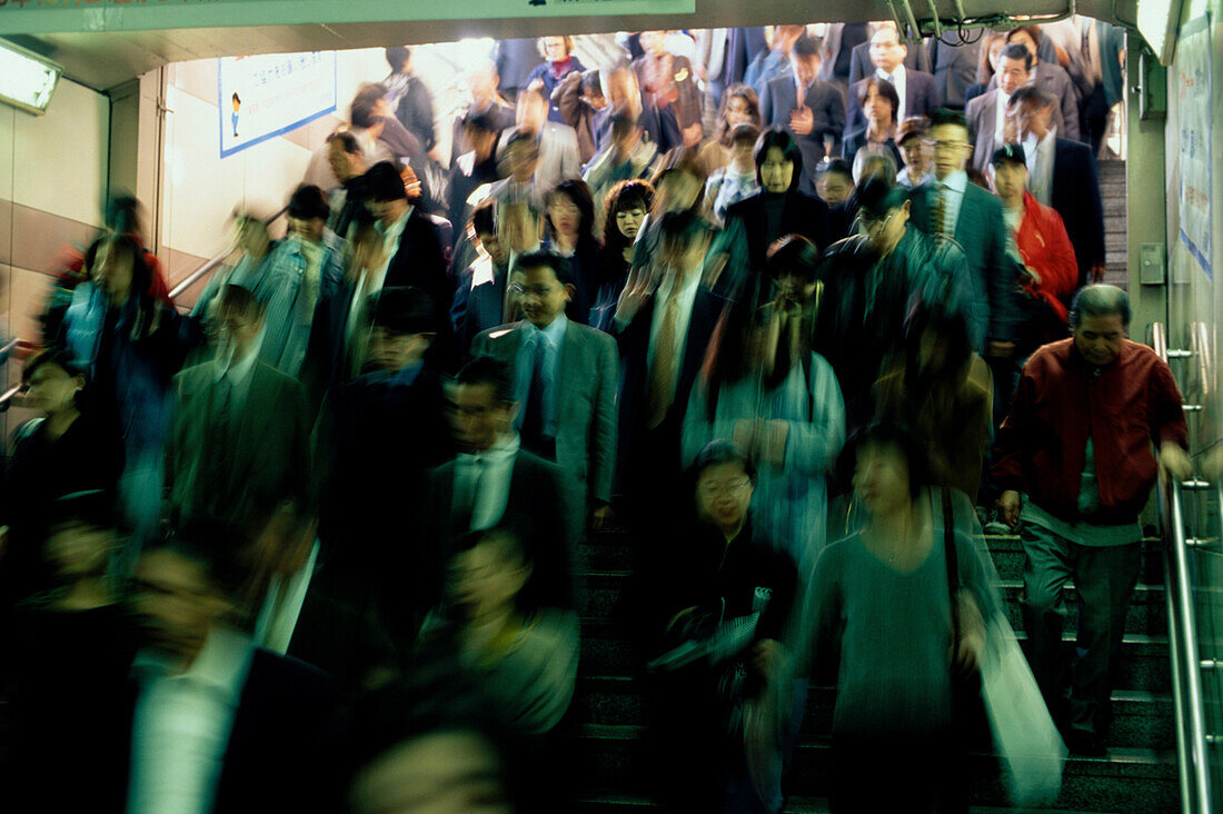 Passanten stroemen durch den U-Bahnhof, Shinjuku Tokyo, Japan