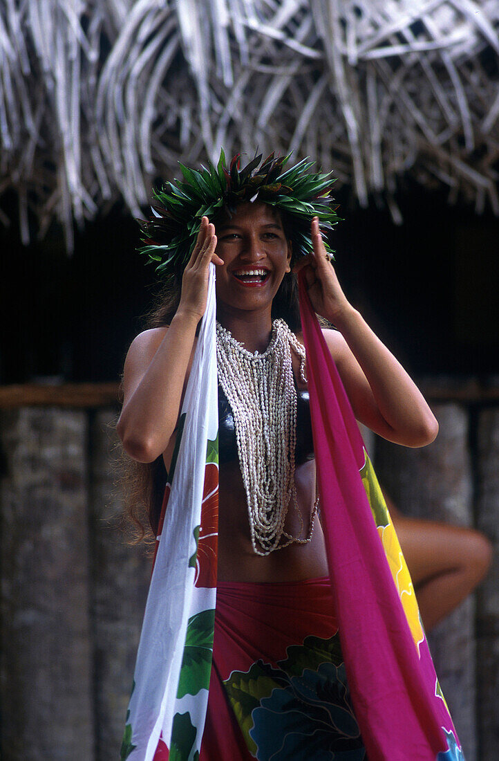 Tänzerin im Tiki Village, Polynesischer Tanz für Touristen Moorea, Französisch-Polynesien