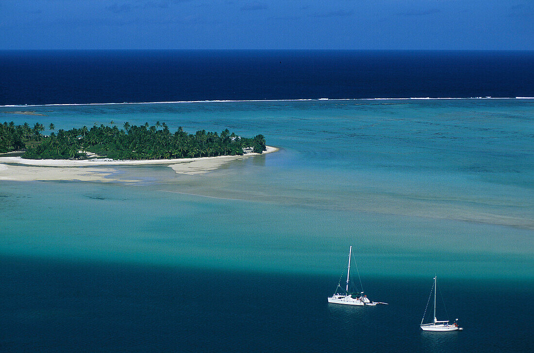 Segler in der Lagune von Maupiti, Motu Insel, vor Riff, Insel Maupiti Gesellschaftsinseln, Franzoesisch-Polyn.