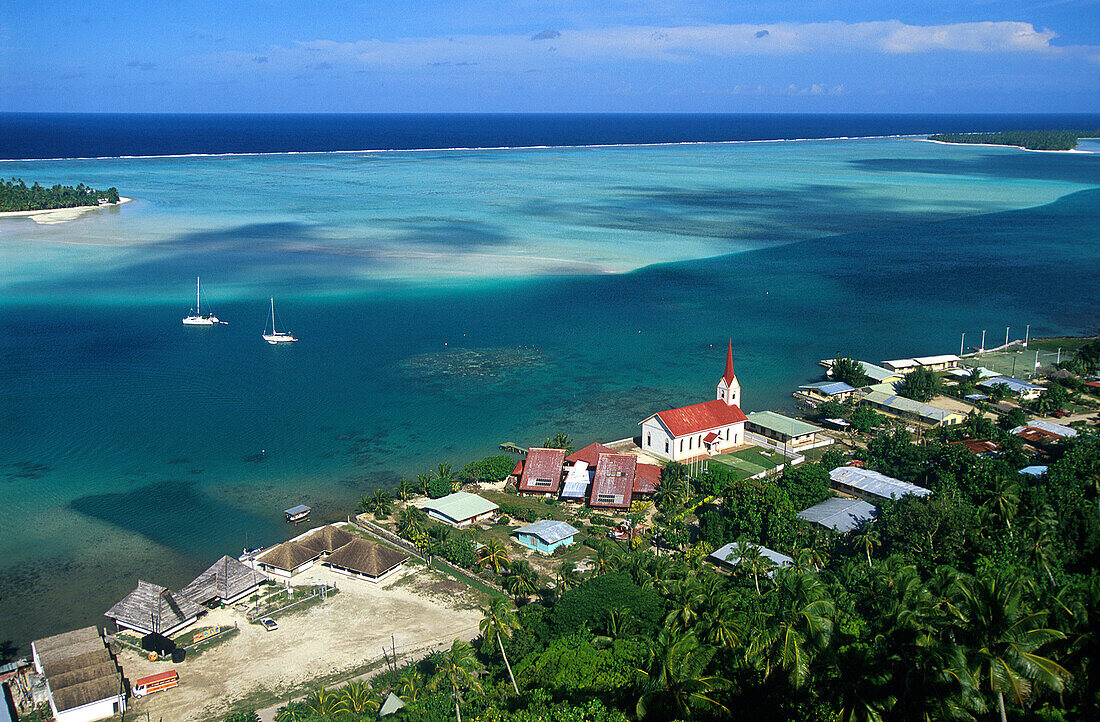 Ausblick auf Dorf Vaiea, Lagune, hinten: Motus am Riff, Maupiti Gesellschaftsinseln, Französisch-Polynesien
