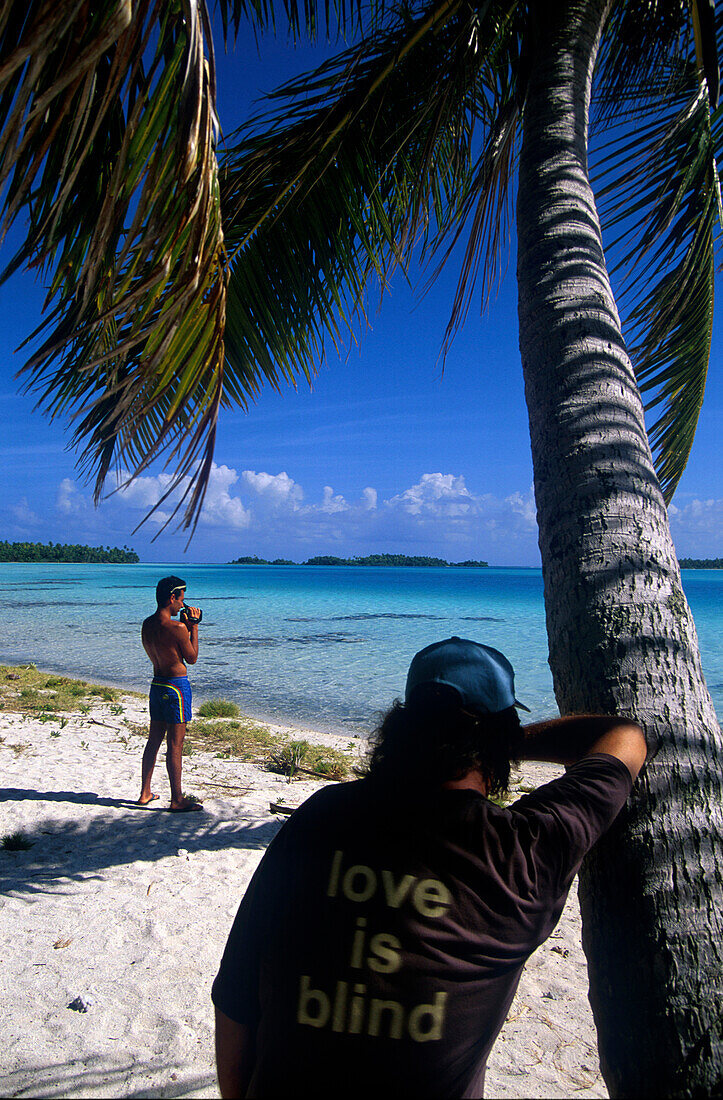 Touristen, Turm zur Blauen Lagune, Insel / Atoll Rangiroa, Tuamotu Inseln Franzoesisch-Polynesien