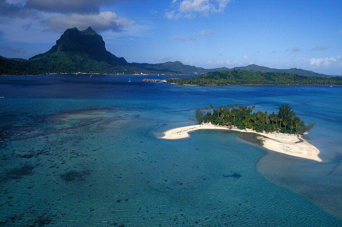 Motu Tapu vor Motu Toopua, Lagune, Hauptinsel mit Mount Pahia Bora-Bora, Franzoesisch-Polynesien