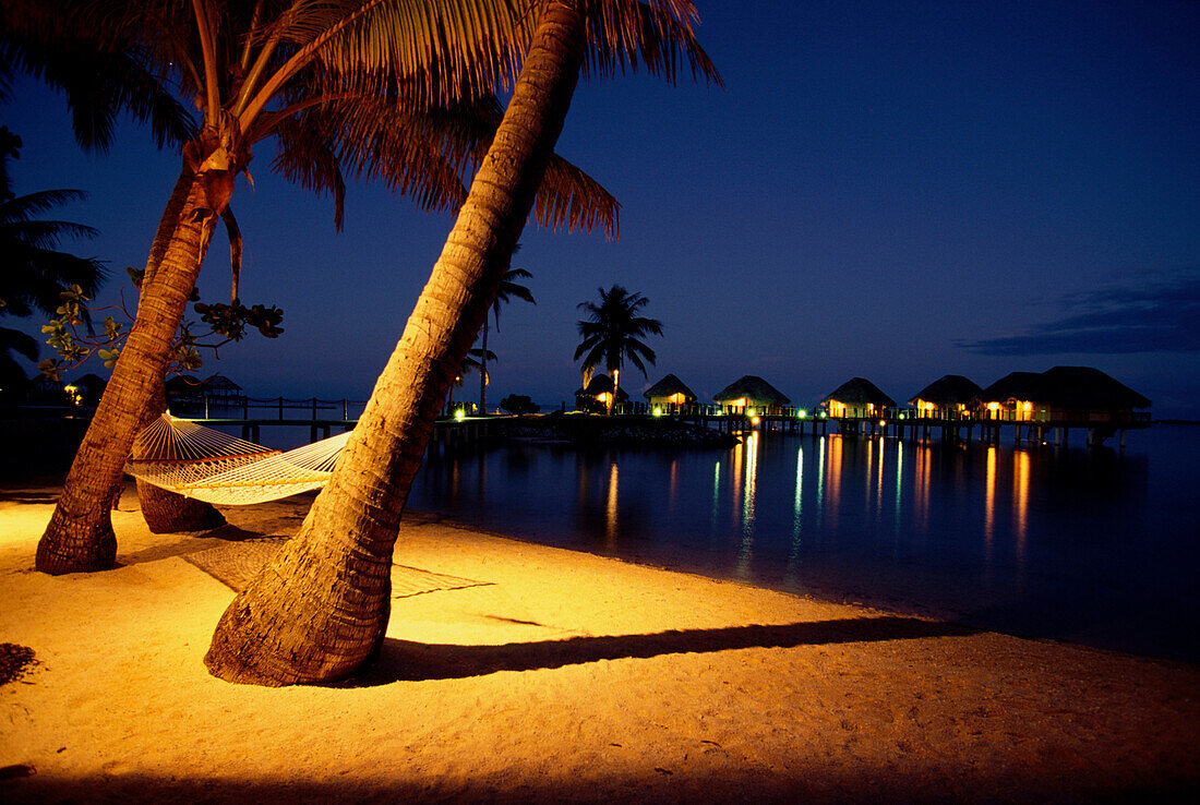 Manihi Pearl Beach Resort, Wasserbungalows, Strand, Insel Manihi Tuamotu Inseln, Französisch-Polynesien