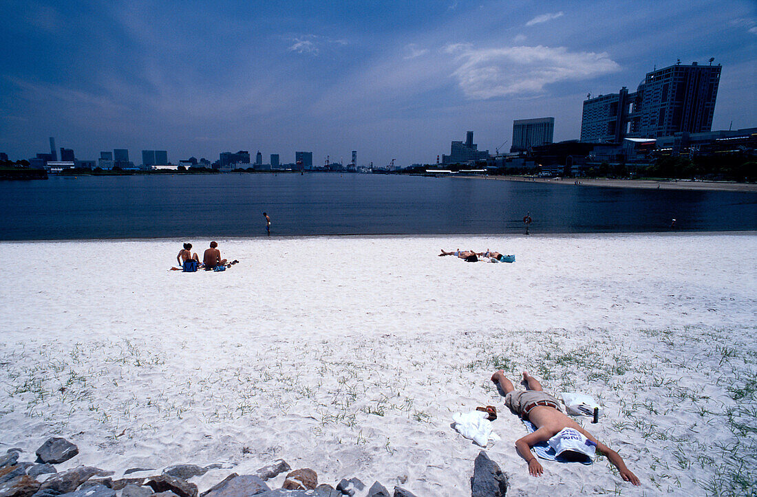 Kuenstlicher Strand, baden verboten, Fuji, TV-Bilg., Odaiba Marine Park Rec Area Odaiba, Tokyo Bay, Tokyo, Japan