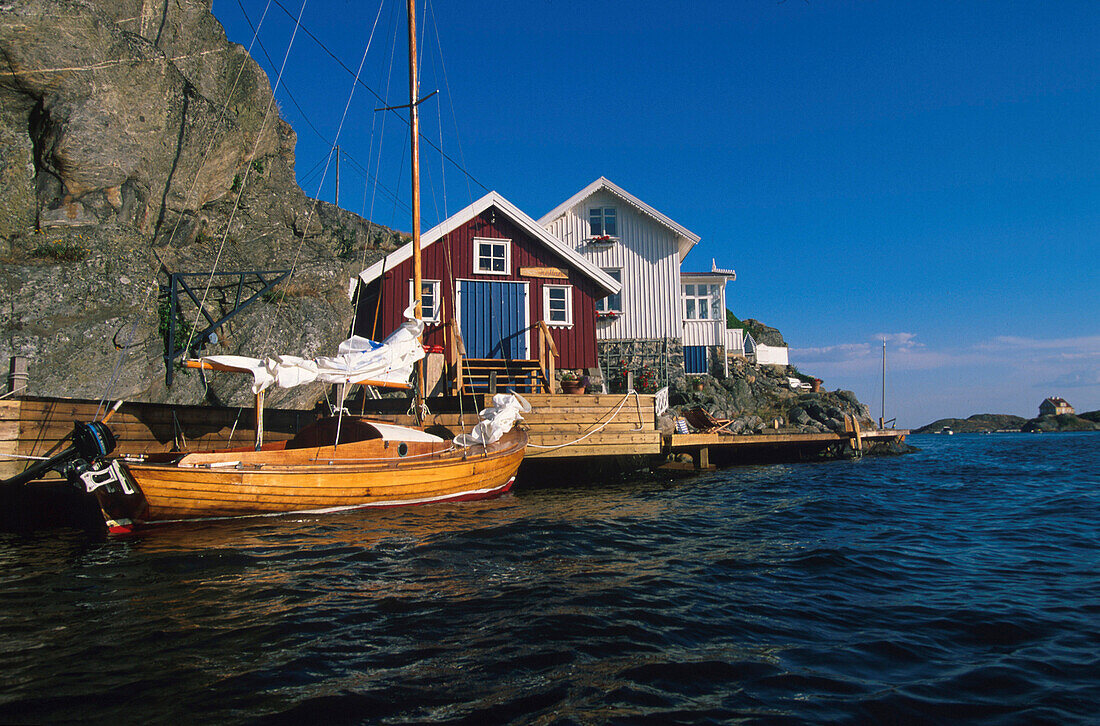 Haus am Sund, Fischerschuppen, Boot in Kyrkesund, Insel Tjoern Bohuslan, Schweden
