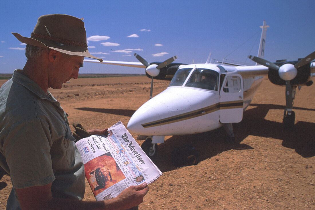 Kaufmann Lynsey erhaelt seine Zeitung, Airstrip von Innamincka, Postflug Mailrun, , South Australia