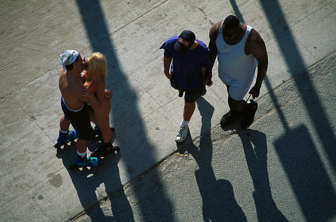 Pärchen auf Inline Skatern, Venice Beach, Los Angeles, USA