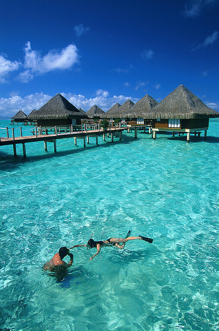 Wasserbungalows, Hotel Moana Beach , Matira Point, Bora-Bora Französisch Polynesien