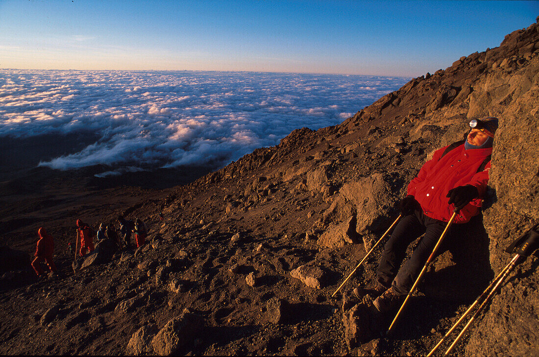 Erschoepfung, Kurz vor Gilma´s Point, ca. 5600 m.ue.NN, Kilimanjaro Tansania