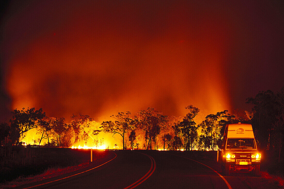 Buschfeuer am Arnhem Highway bei Nacht, Kakadu Nationalpark, Northern Territory, Australien