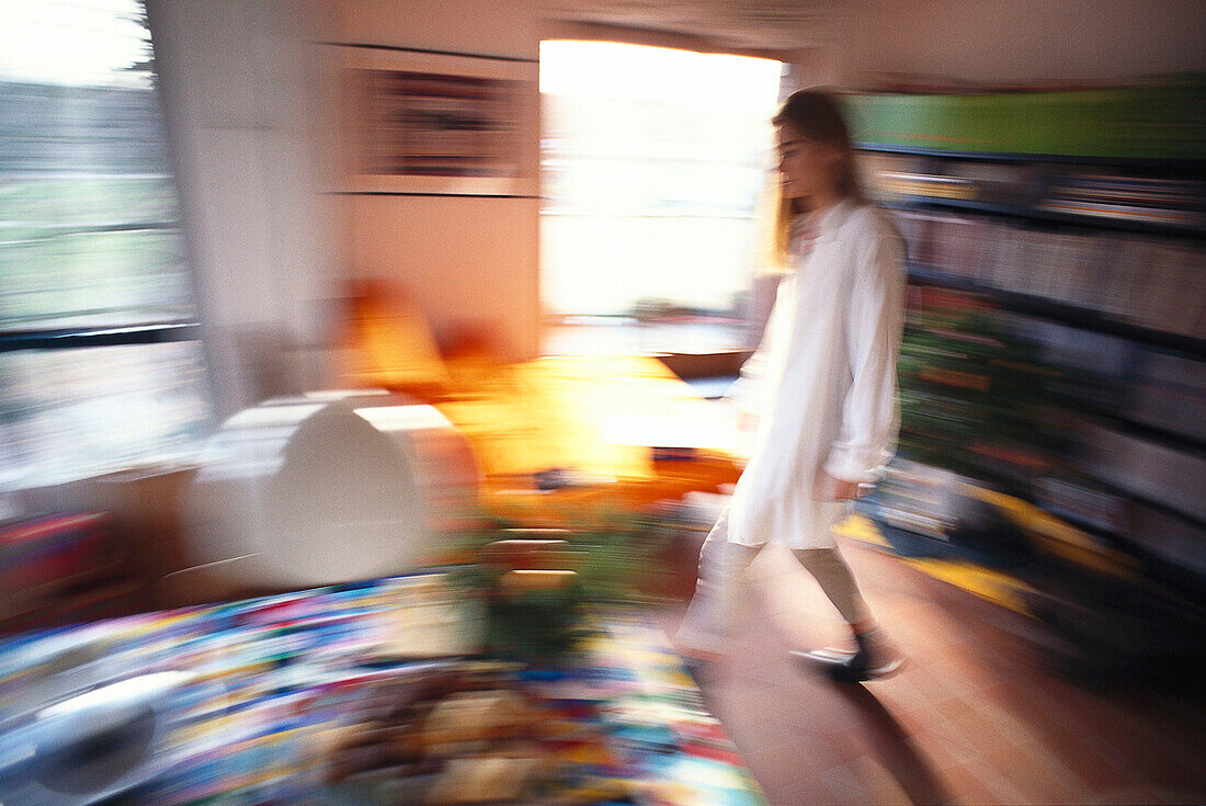 Junge Frau, in ihrer Etagenwohnung