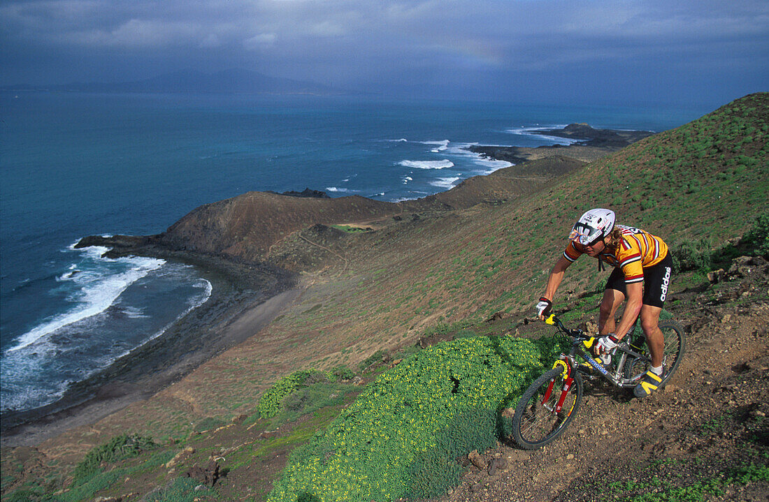 Mann fährt mit dem Mountainbike, MTB Tour, Fuerteventura, Kanarische Inseln, Spanien