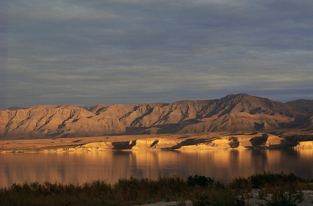 Der See Lake Mead in der Abenddämmerung, Nevada, USA