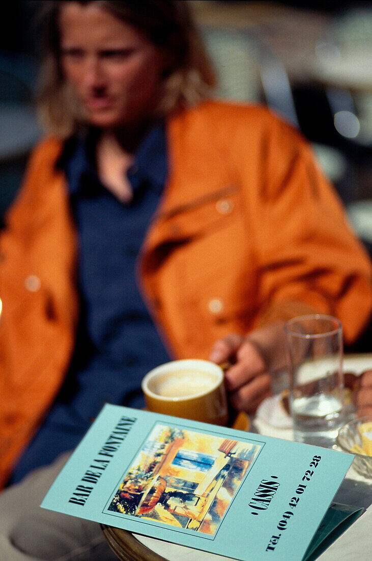 Junger Mann, Café, Calonge, Cassis, Frankreich