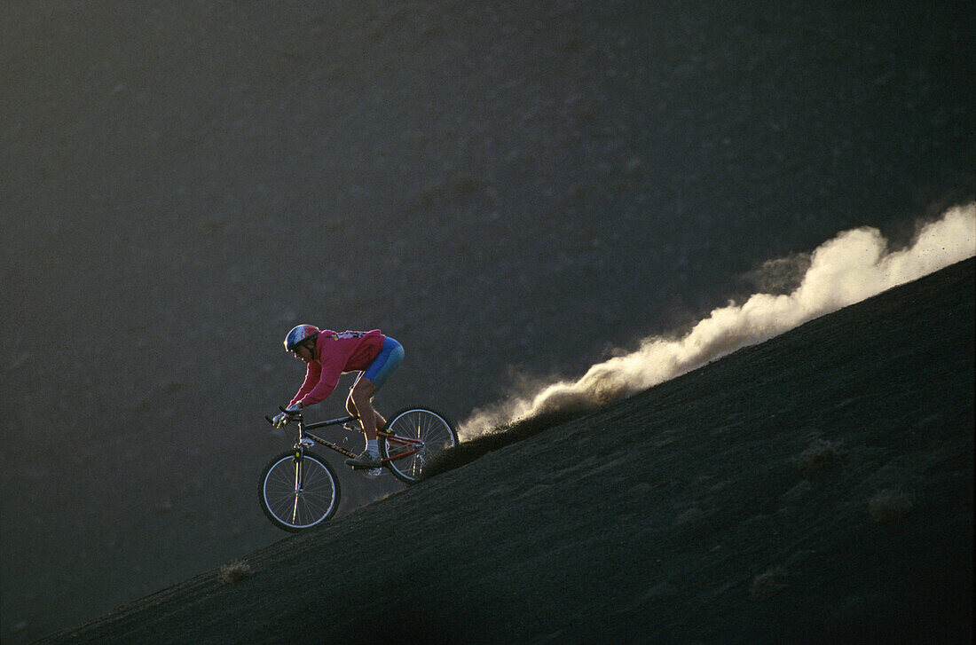 Mann fährt bergab mit seinem Mountainbike, MTB Tour, Lanzarote, Kanarische Inseln, Spanien