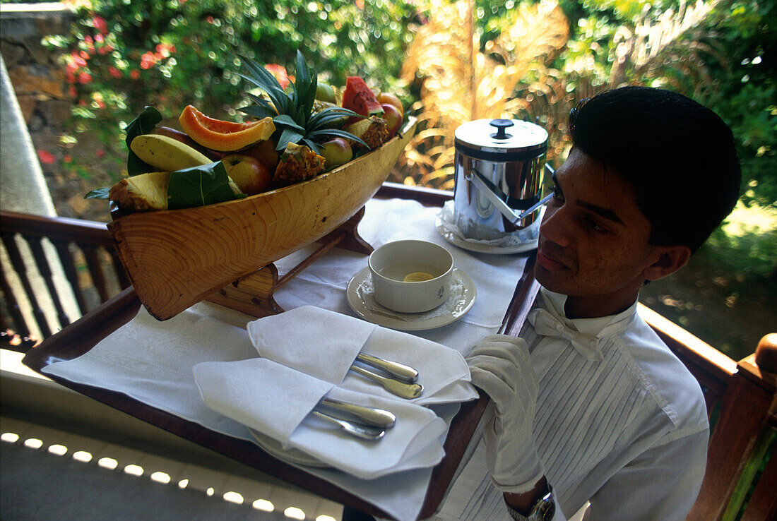 Kellner serviert Obstschale, Mauritius Indischer Ozean, Afrika
