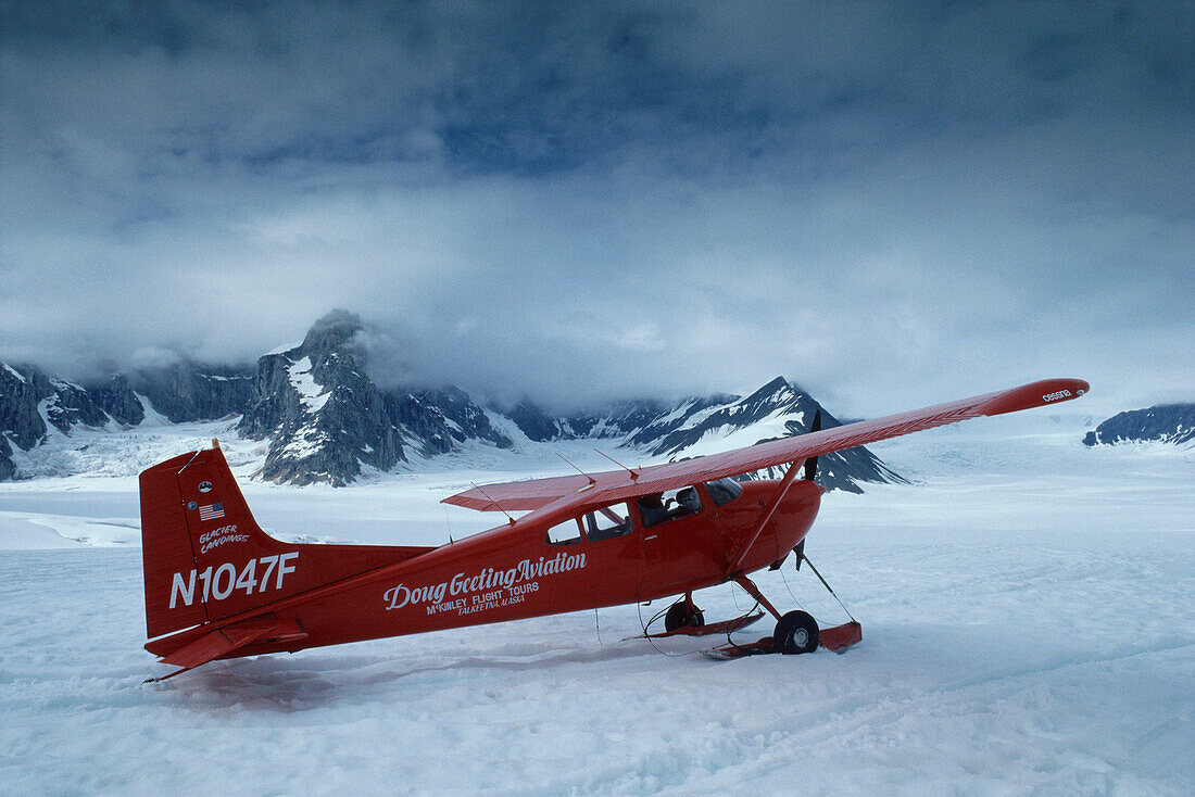 Motorflugzeug landet auf dem, Ruth Glacier, Alaska Range Alaska, USA