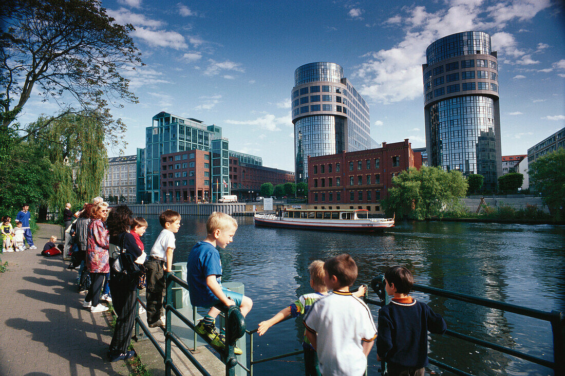 Children waiting on the promenade, Excursion boat tour, Innenministerium, Spreebogen Moabit, Berlin, Germany