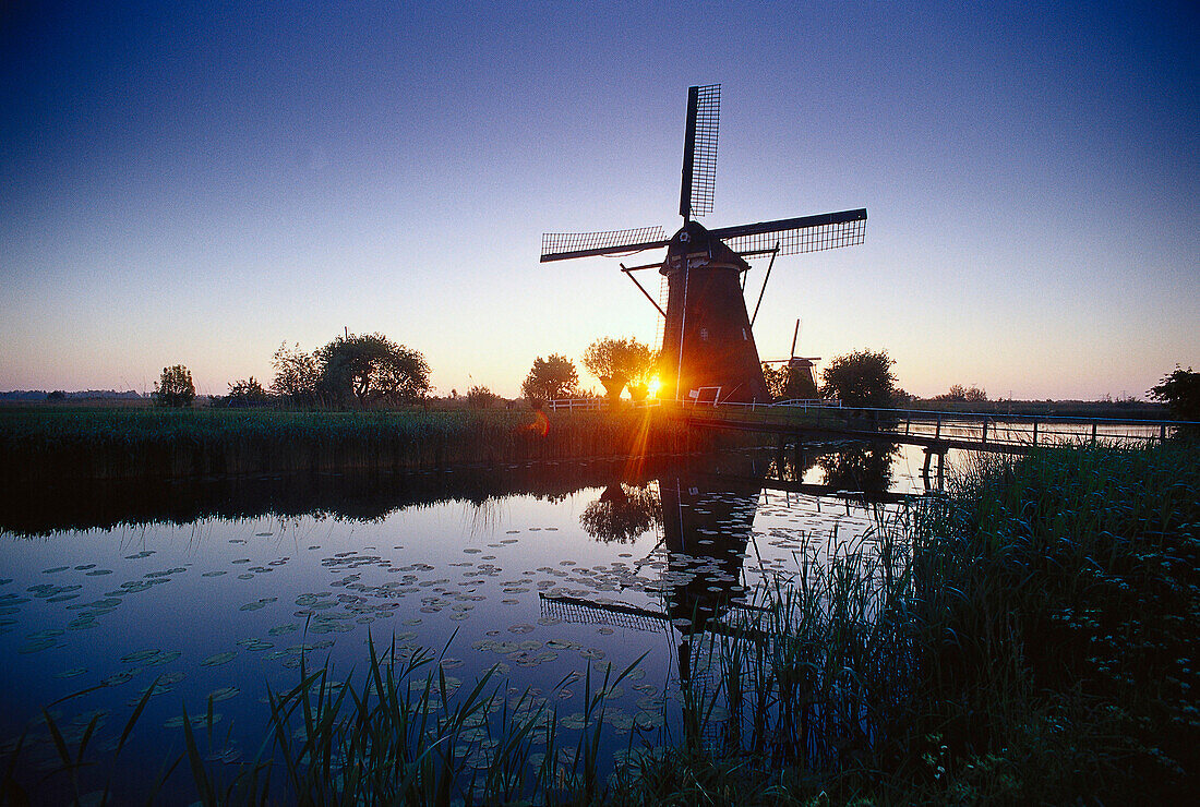 Windmühle bei Sonnenuntergang, Kinderdijk, Niederlande
