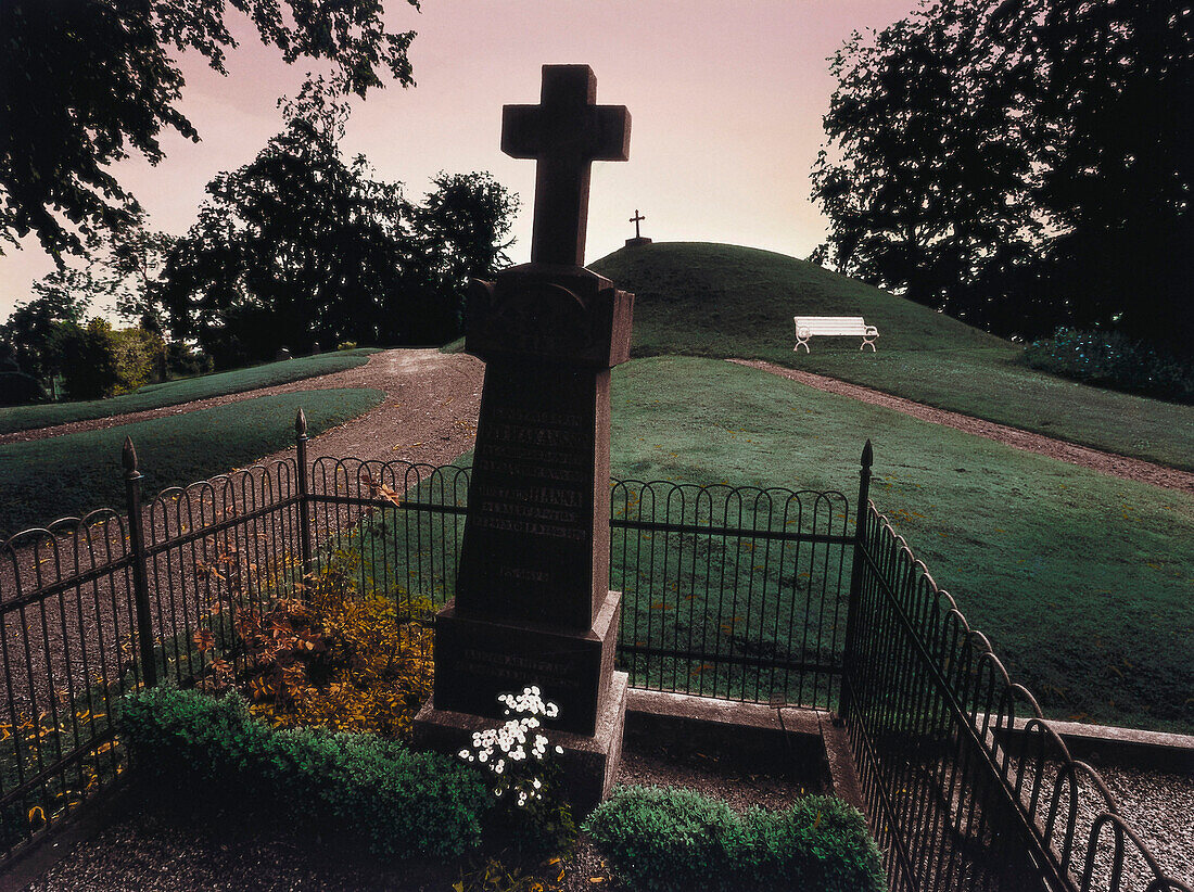 Friedhof mit Grabmal, Kreuz, Henning Mankell, Die fünfte Frau, Sövde, Schweden