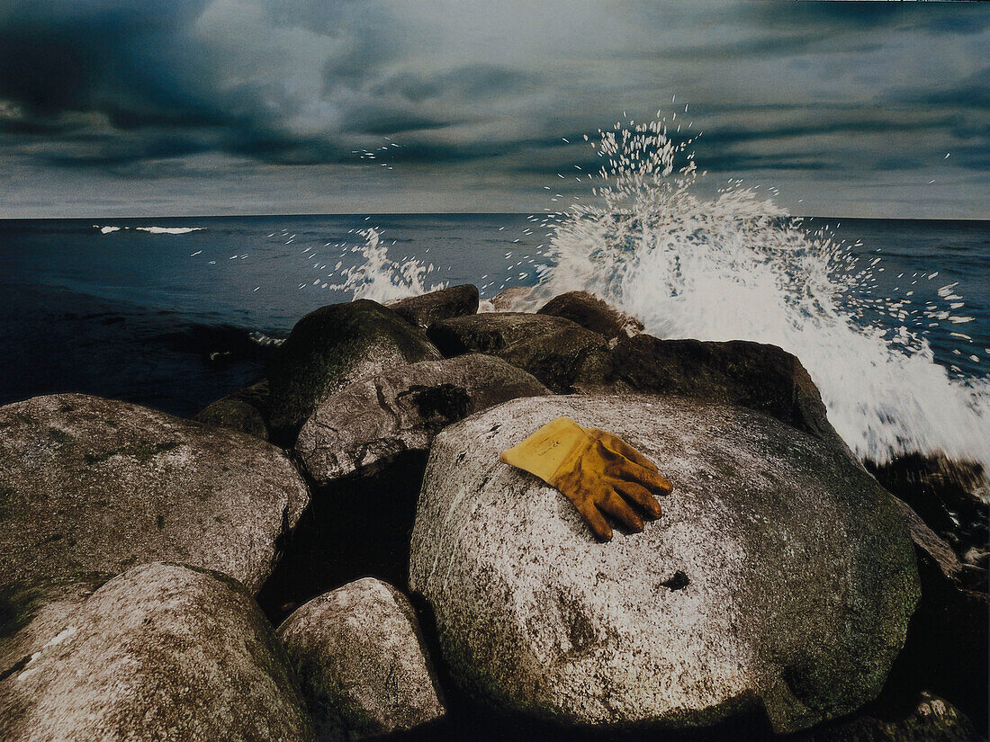 Gummi-Handschuh auf Felsen, Felsküste mit Gewitterstimmung und Brandung, Henning Mankell, Hunde von Riga, Kaseberga, Skane, Schweden