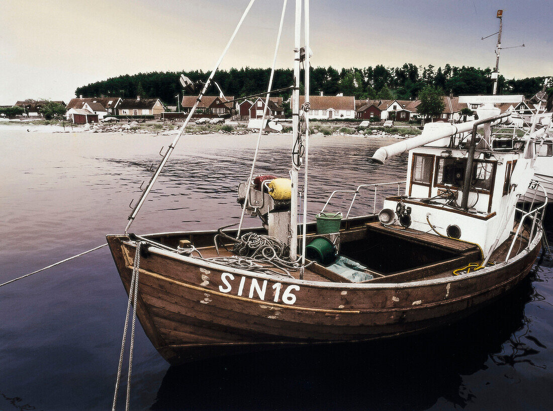 Henning Mankell, Hunde von Riga, Fischerboot im Hafen von Skillinge Skane, Schweden