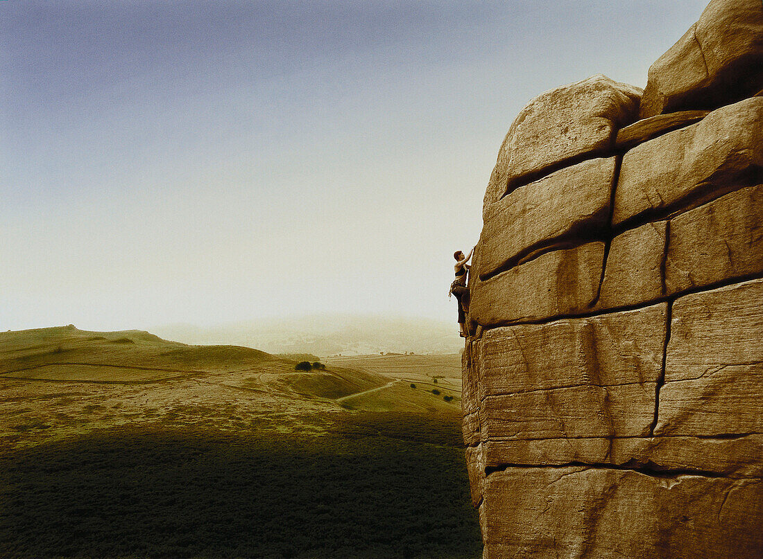 E. George, Undank i.d. Väter Lohn, Freeclimberin am Steilhang im Higger Tor Peak District, Derbyshire, Großbritannien