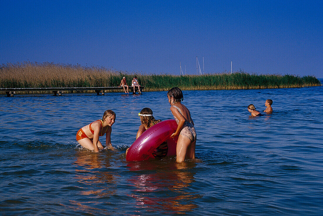 Badende Kinder, Müritz Strand, Mecklenburgische Seenplatte, Mecklenburg-Vorpommern, Deutschland