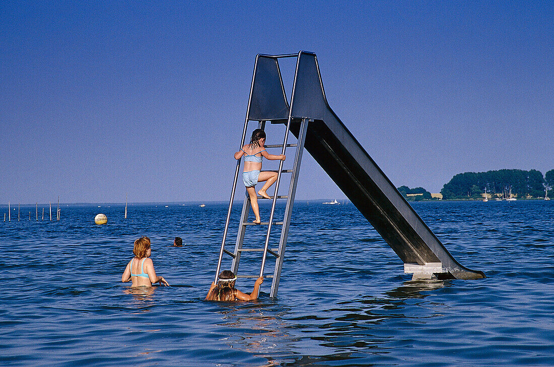 Kinder am Müritz-Strand, Mecklenburgische Seenplatte Meck.-Vorpommern, Deutschland