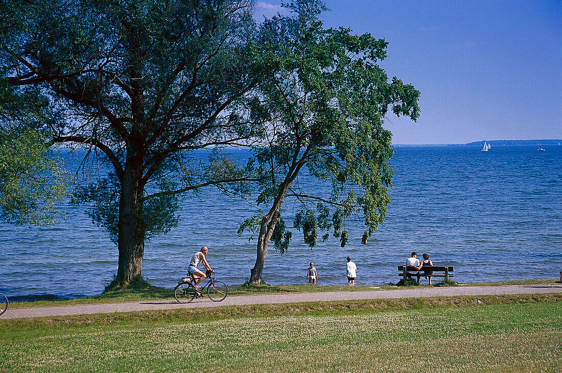 People relaxing at Muritz Lake, Mecklenburgische Seenplatte Meck.-Vorpommern, Deutschland