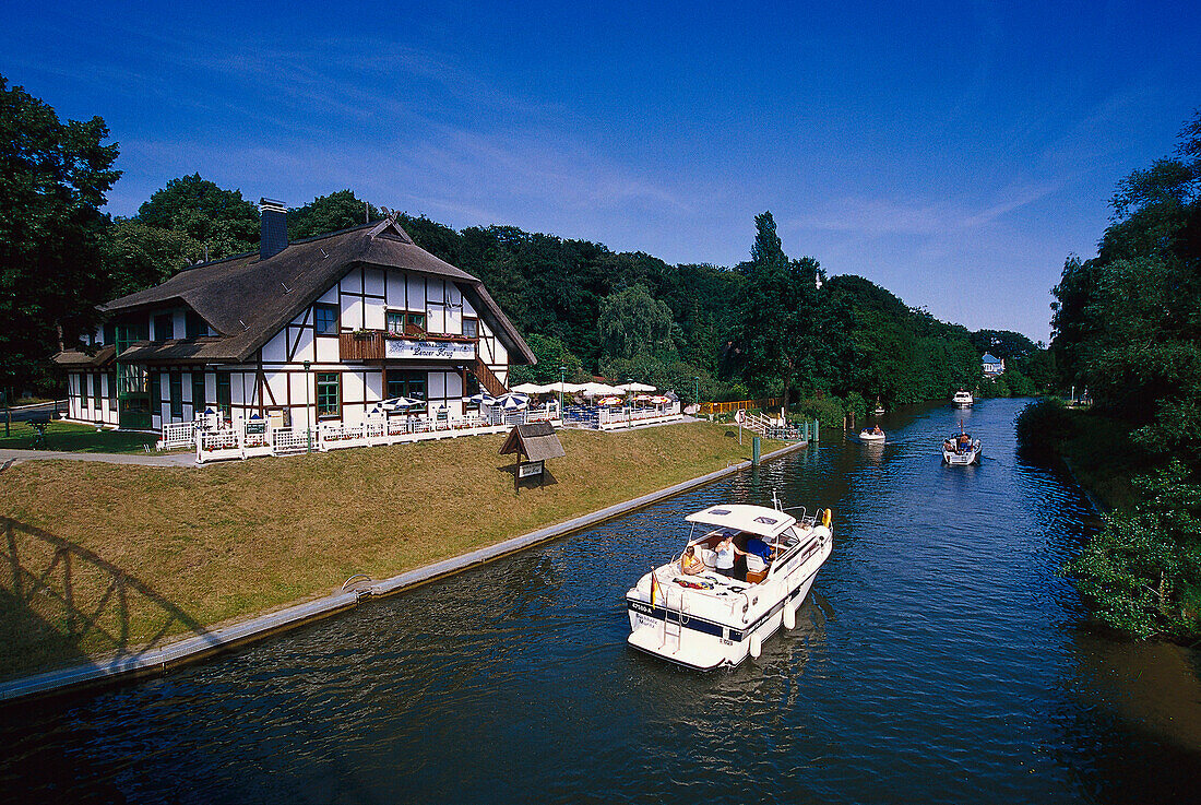 Kanal, Gasthof Goldener Krug, Mecklenburgische Seenplatte Meck.-Vorpommern, Deutschland