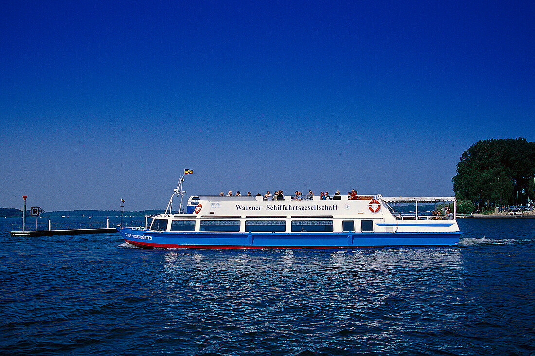 Ausflugsboot, Waren, Mueritz, Mecklenburgische Seenplatte Meck.- Vorpommern, Deutschland