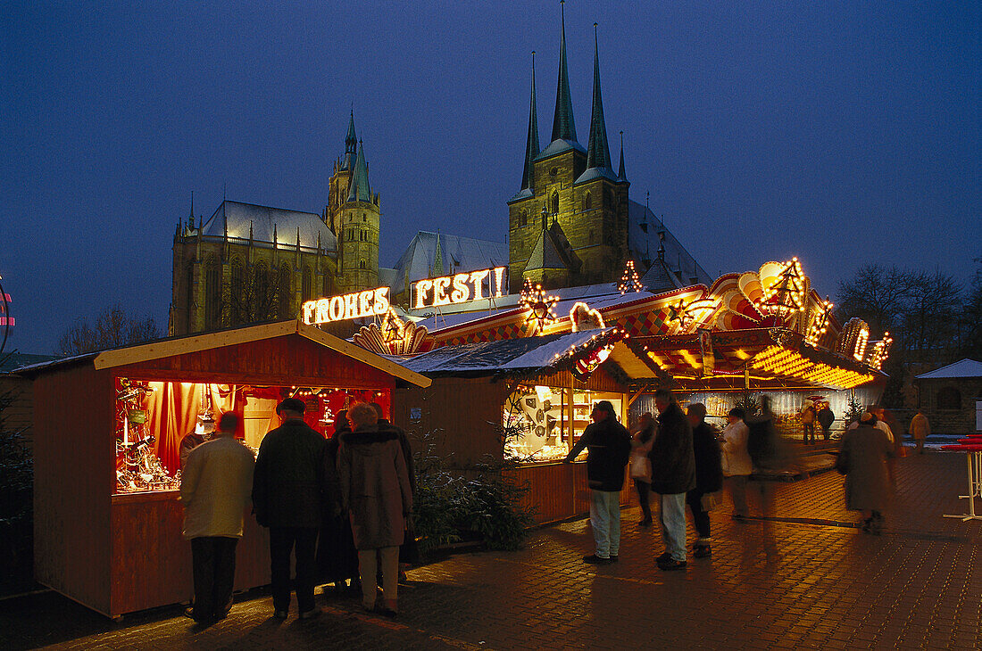 Der Weihnachtsmarkt auf dem Domplatz in Erfurt, Thüringen, Deutschland