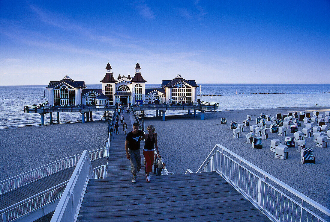 Pärchen auf der Seebrücke des Sea Resort in Sellin, Rügen, Mecklenburg-Vorpommern, Deutschland