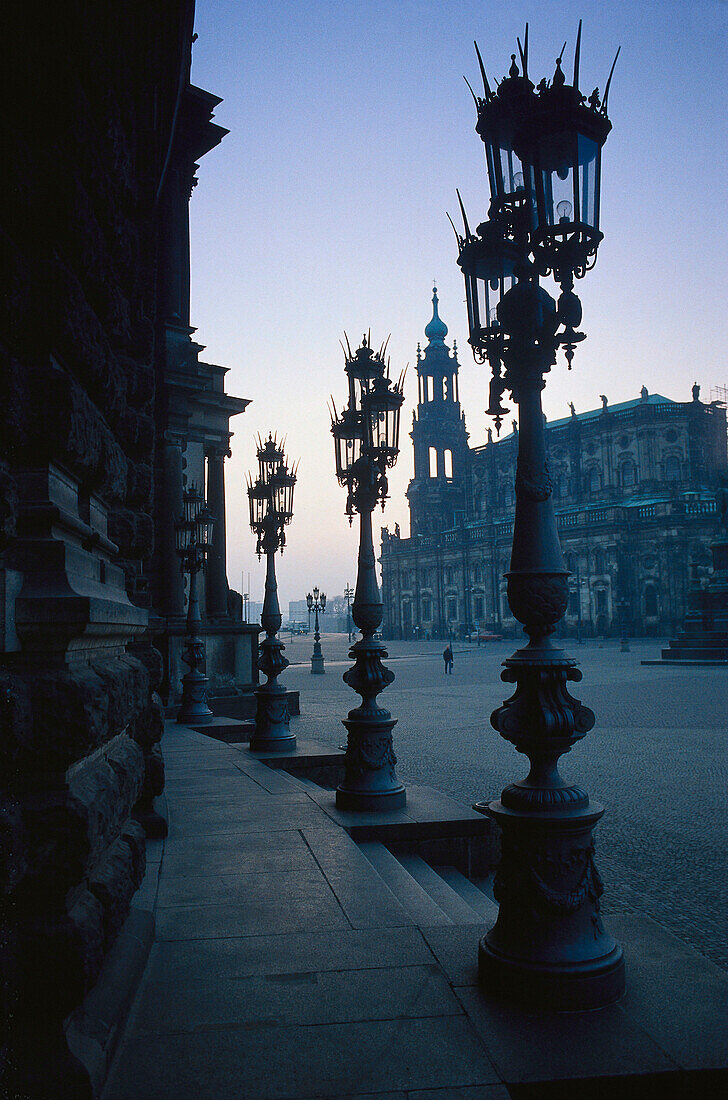 Laternen in abendlicher Athmosphäre an der Hofkirche in Dresden, Deutschland