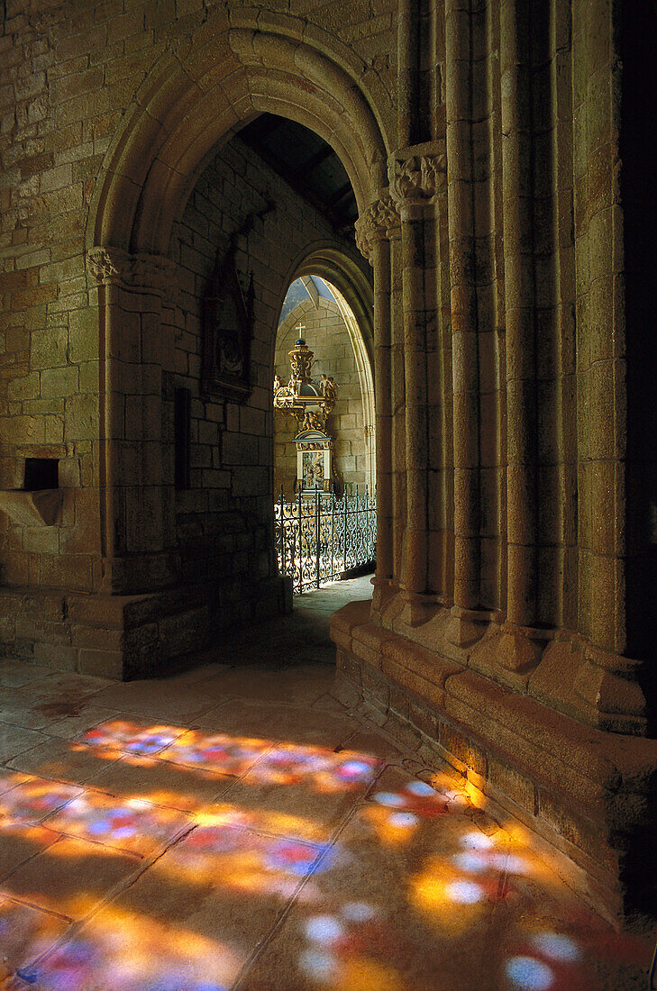 Lichtspiel Projektion durch Buntglasfenstern, Notre Dame de Roscudon, Bretagne, Frankreich