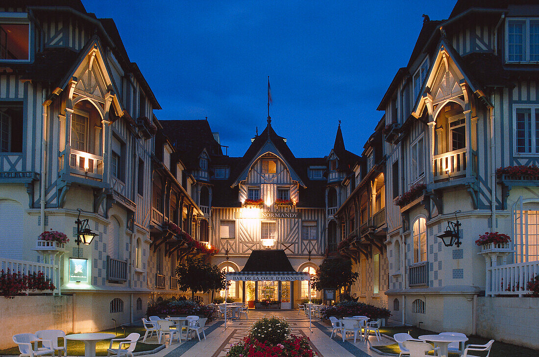 Romantischer Innenhof in einem Hotel in Deauville, Normandie, Frankreich
