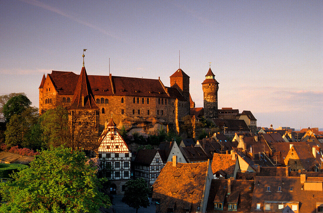 Kaiserburg Nürnberg bei Dämmerung, Franken, Bayern, Deutschland